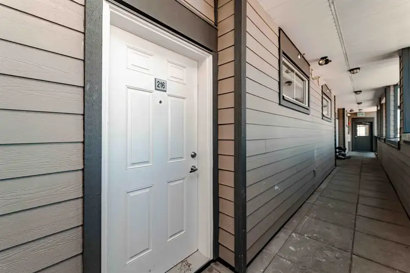 216 32083 HILLCREST AVENUE - photo 2 of 36