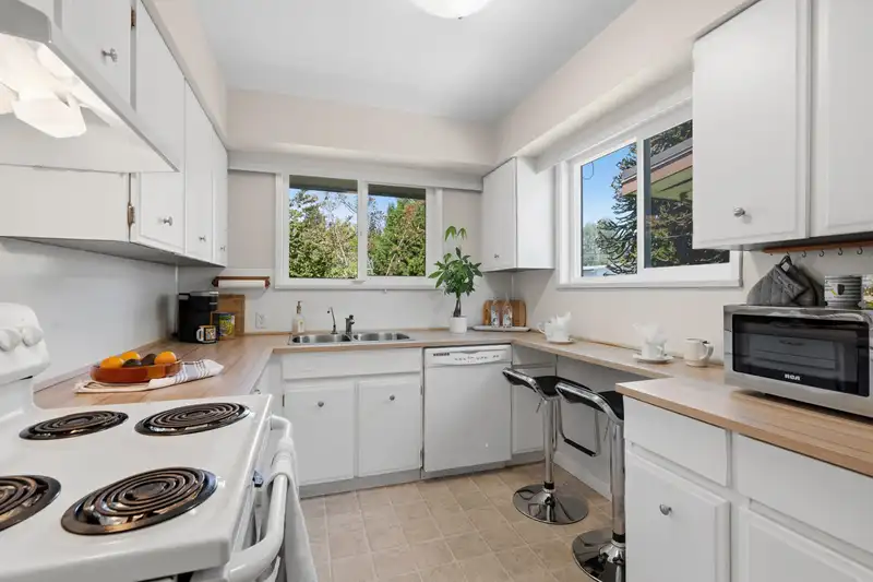 13750 BLACKBURN AVENUE - photo 4 of 34