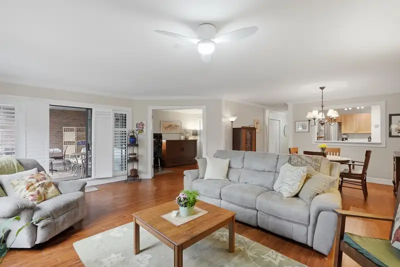 109 15270 17 AVENUE - photo 2 of 33