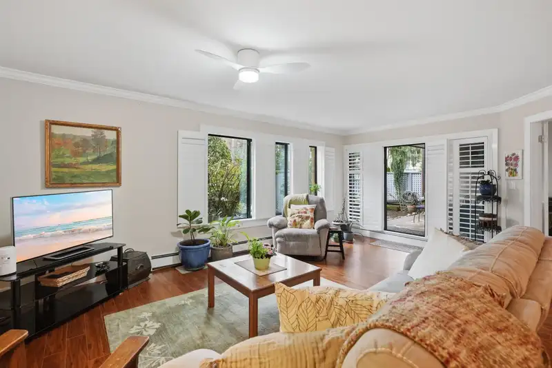 109 15270 17 AVENUE - photo 4 of 33