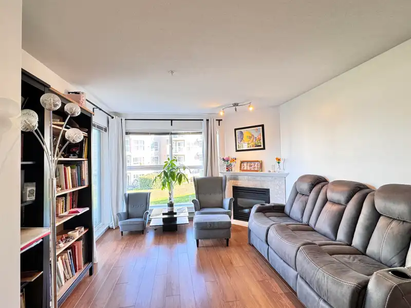 236 5880 DOVER CRESCENT - photo 4 of 37