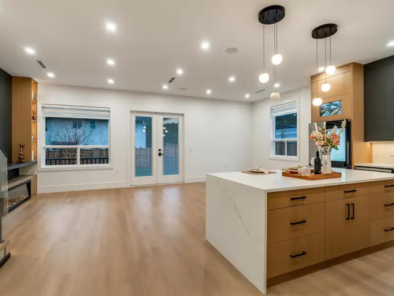 11768 92 AVENUE - photo 3 of 39