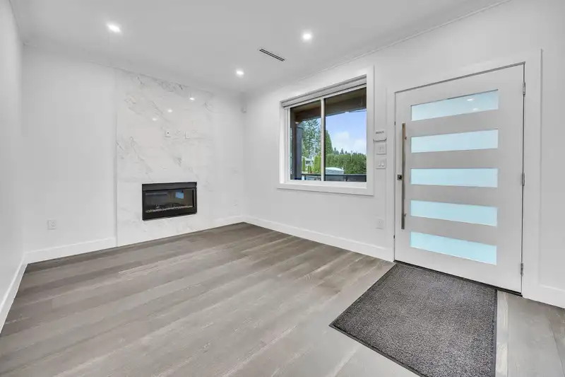 812 MONTROYAL BOULEVARD - photo 4 of 39