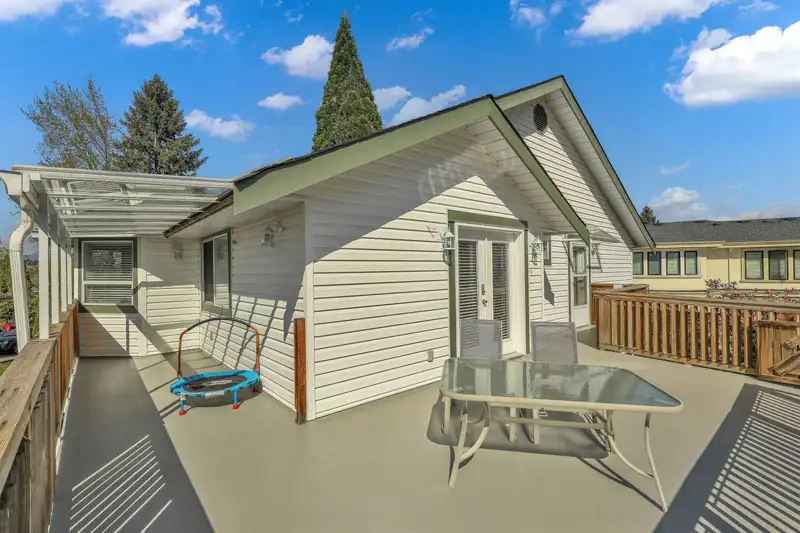 7549 149A STREET - photo 4 of 35