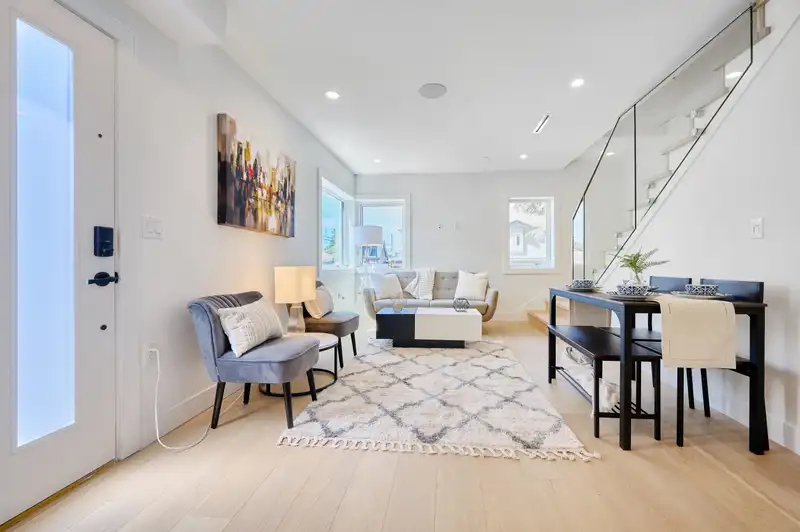 810 E 51ST AVENUE - photo 3 of 17