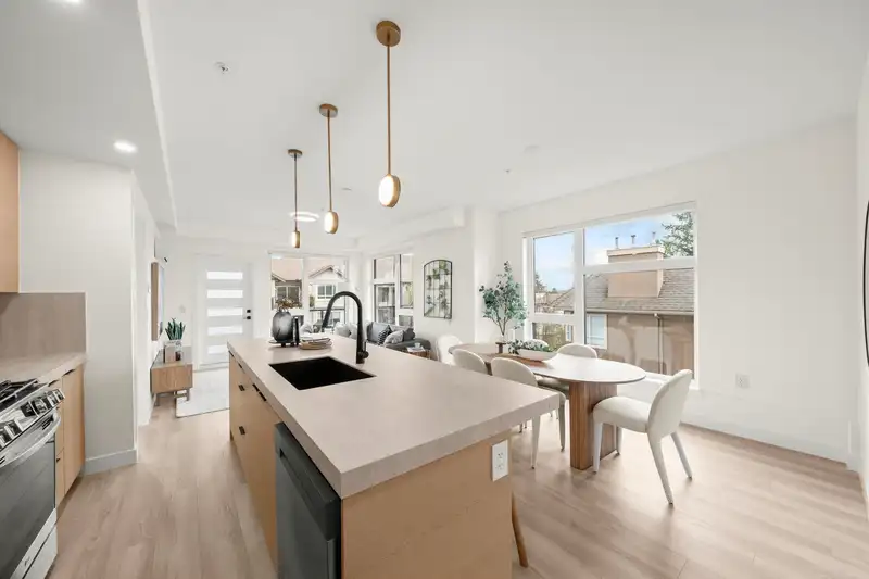 304 15353 17 AVENUE - photo 1 of 40