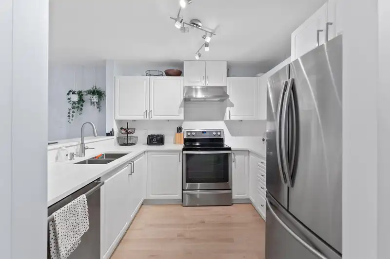 304 137 W 17TH STREET - photo 2 of 22