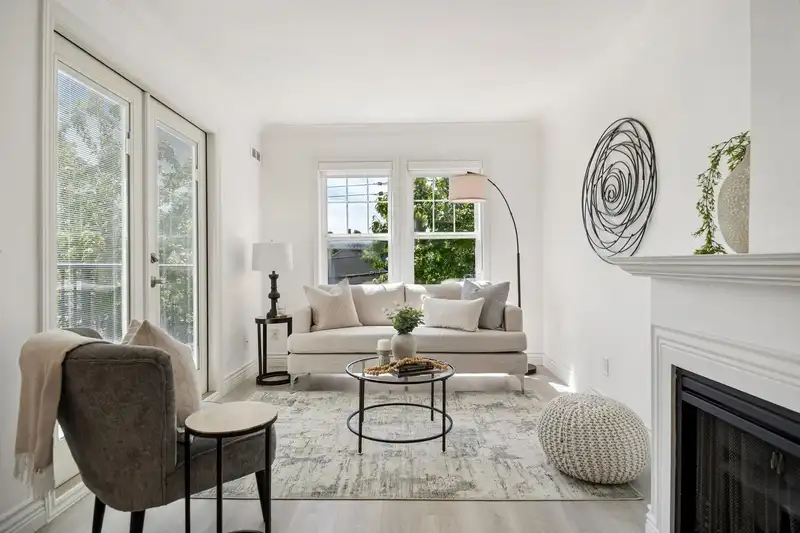 305 962 W 16TH AVENUE - photo 3 of 20