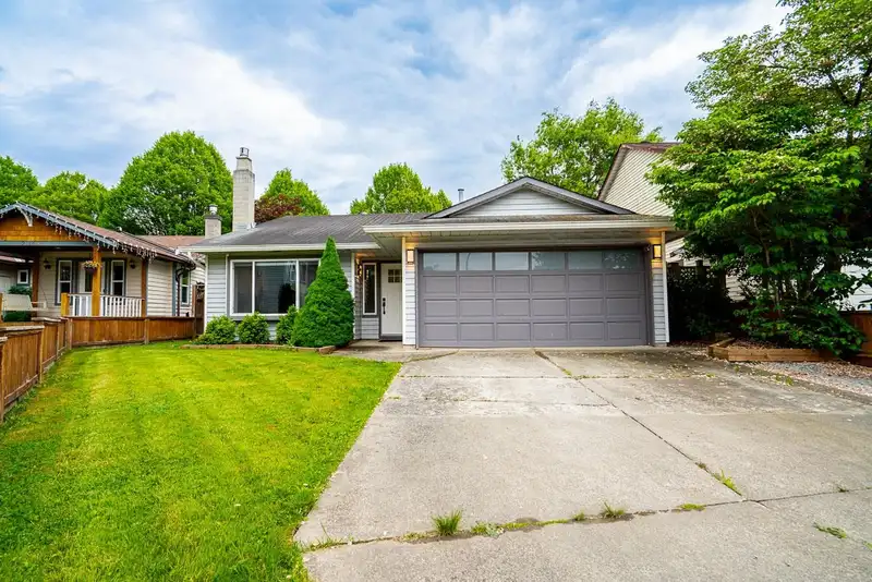 21579 94A AVENUE - photo 2 of 29