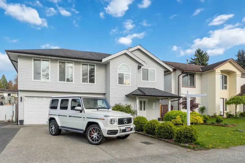 2706 MITCHELL STREET - photo 1 of 34