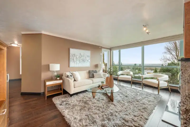 601 6622 SOUTHOAKS CRESCENT - photo 1 of 37