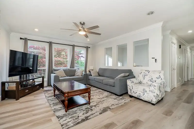 6209 172 STREET - photo 4 of 27