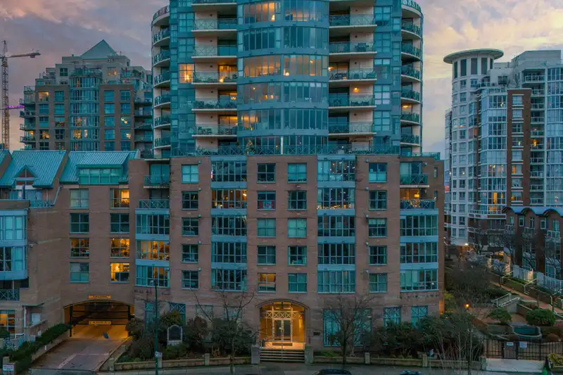 202 1188 QUEBEC STREET - photo 3 of 40