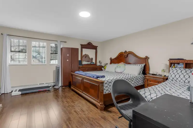 8502 148 STREET - photo 3 of 32