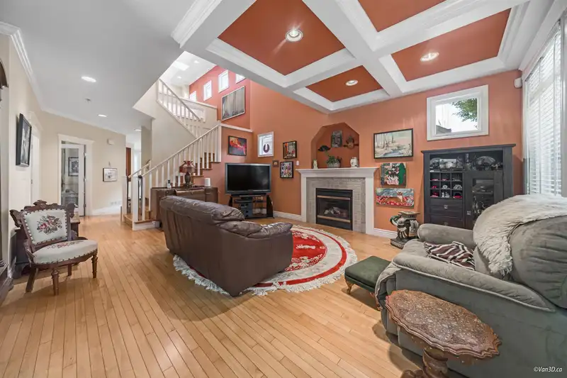 15210 29A AVENUE - photo 2 of 39