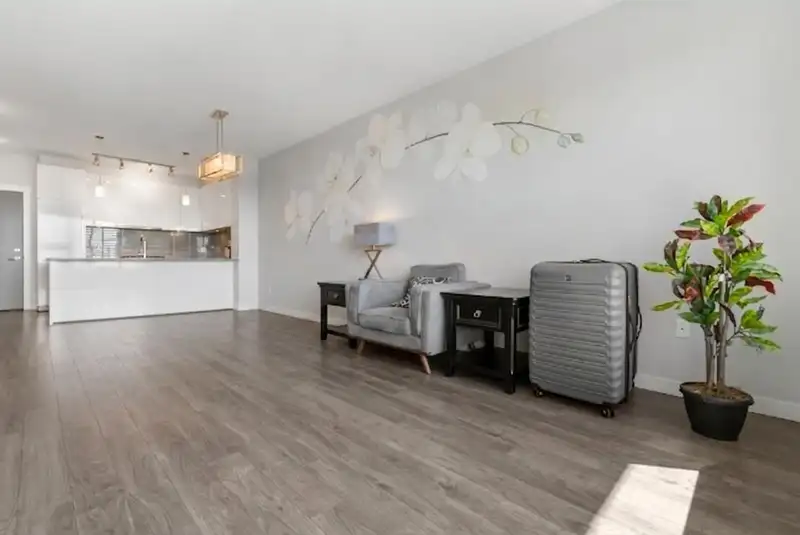613 9311 ALEXANDRA ROAD - photo 4 of 39
