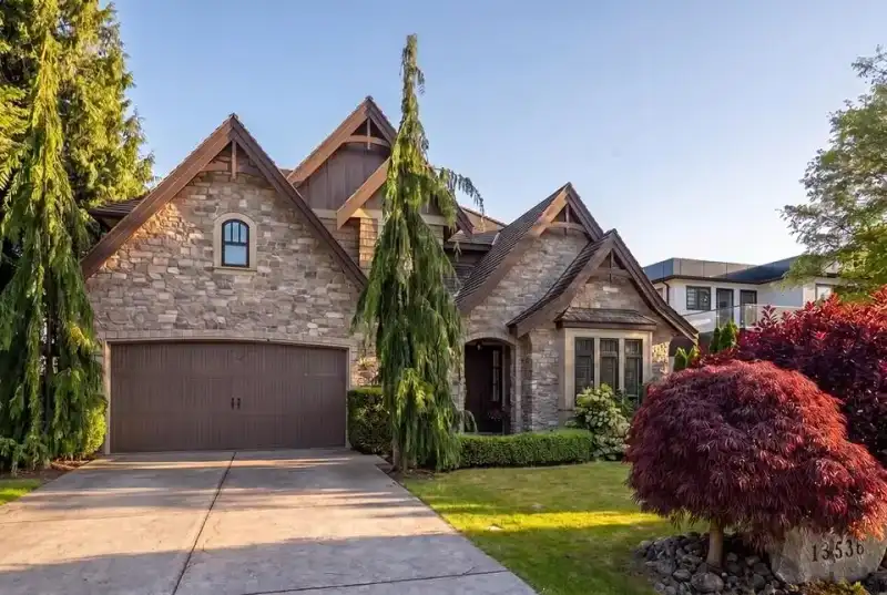 13536 14 AVENUE - photo 1 of 40