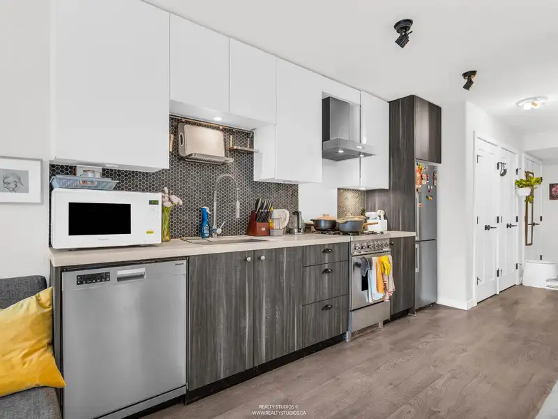 509 311 E 6TH AVENUE - photo 4 of 22