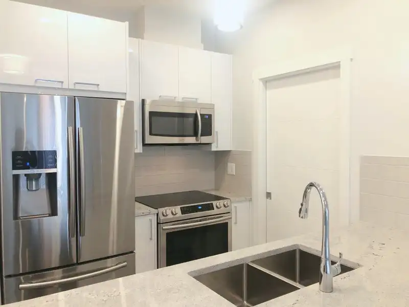 507 20686 EASTLEIGH CRESCENT - photo 1 of 5