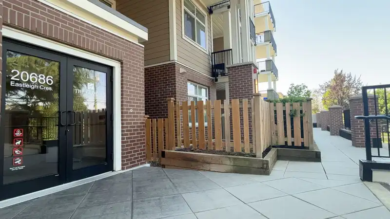 507 20686 EASTLEIGH CRESCENT - photo 3 of 5