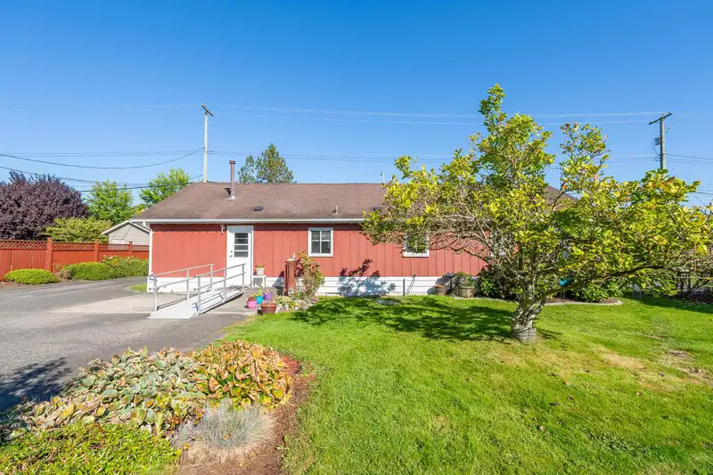 6282 175B STREET - photo 2 of 40