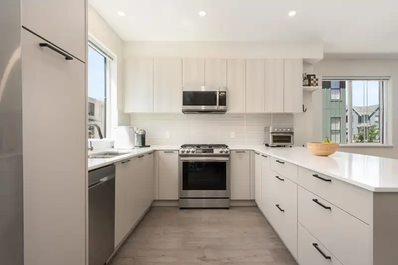 82 488 FURNESS STREET - photo 3 of 30