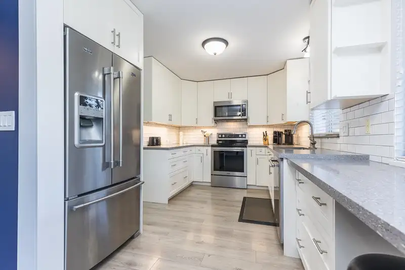 21551 95 AVENUE - photo 4 of 34