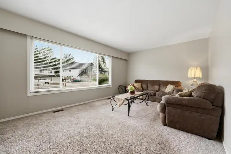 31821 SILVERDALE AVENUE - photo 4 of 35