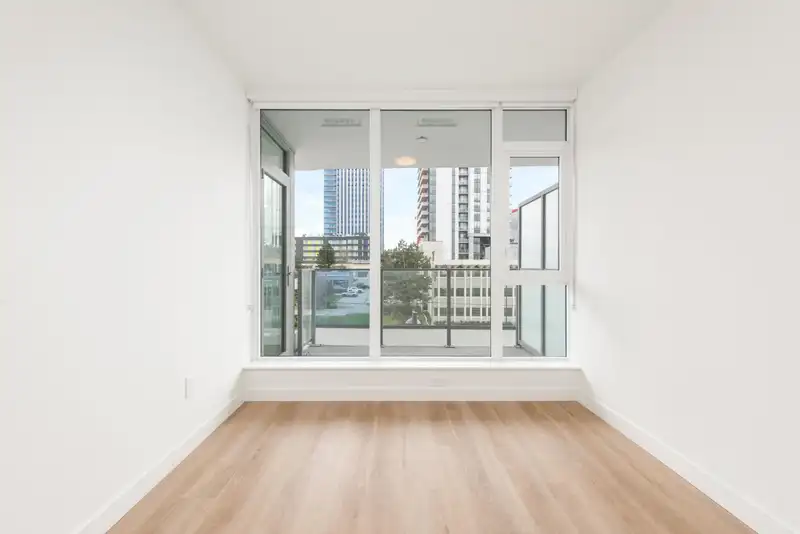 404 9675 KING GEORGE BOULEVARD - photo 3 of 37