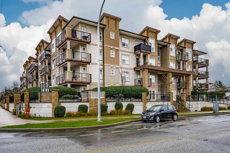 204 20175 53 AVENUE - photo 1 of 31