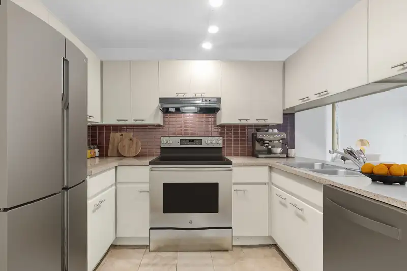 107 933 W 8TH AVENUE - photo 3 of 25