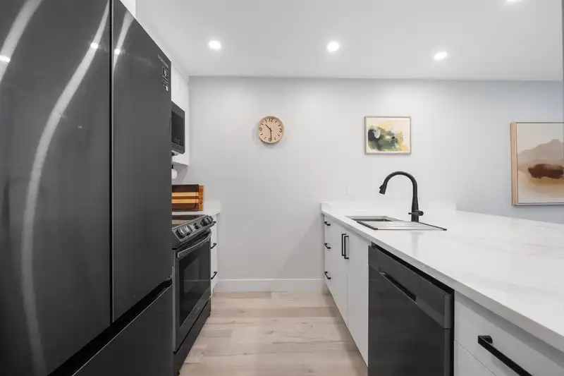 217 7377 SALISBURY AVENUE - photo 3 of 27
