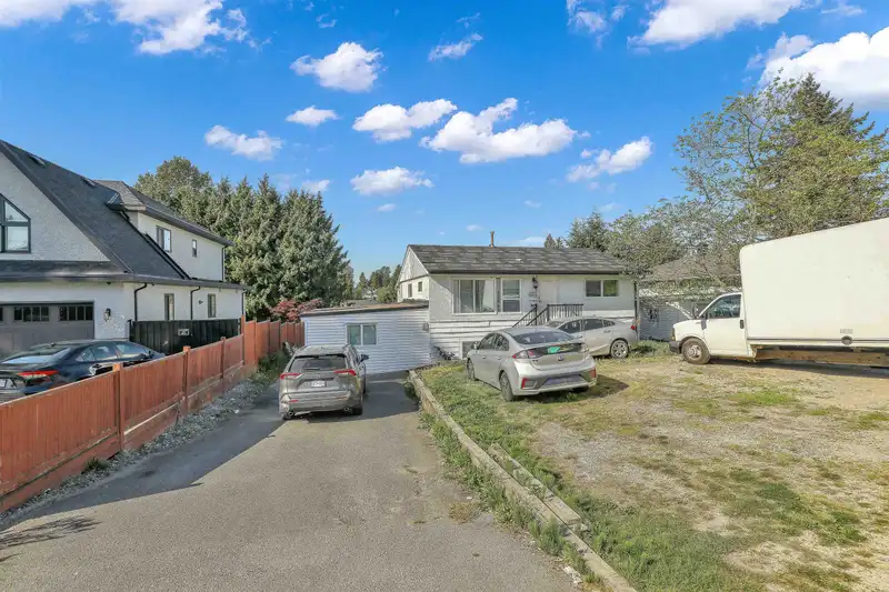12841 98 AVENUE - photo 2 of 30