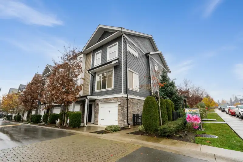 36 21150 76A AVENUE - photo 1 of 40