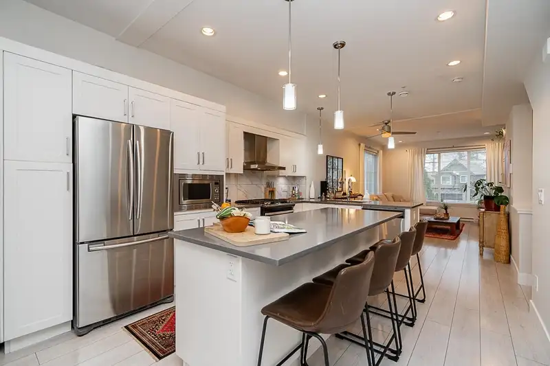36 21150 76A AVENUE - photo 3 of 40