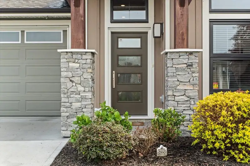 60 46110 THOMAS ROAD - photo 3 of 40
