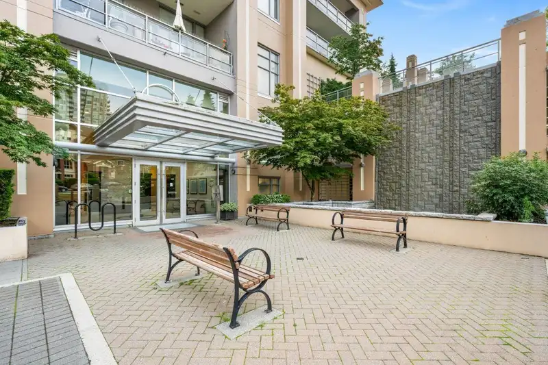 1904 280 ROSS DRIVE - photo 2 of 40