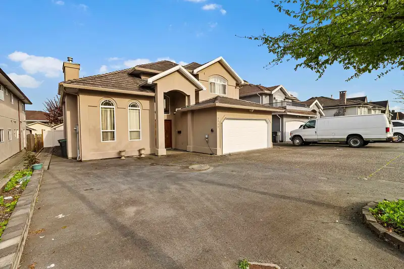 9526 124 STREET - photo 2 of 40