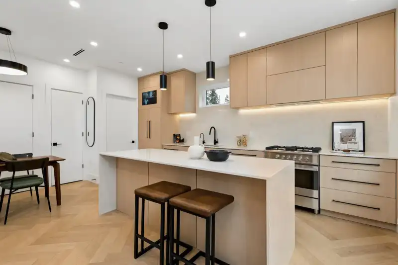 1 3639 E 46TH AVENUE - photo 1 of 33