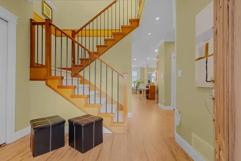 19913 72 AVENUE - photo 3 of 40