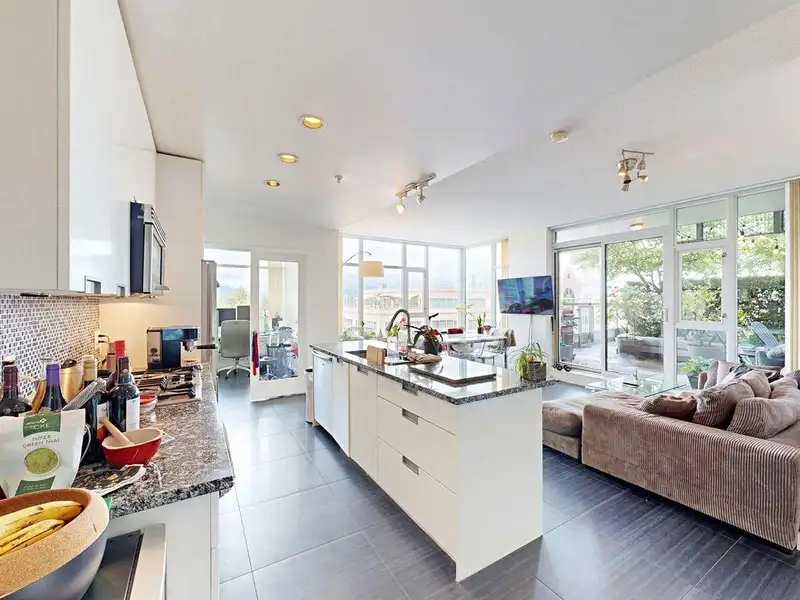 865 2080 W BROADWAY - photo 2 of 39