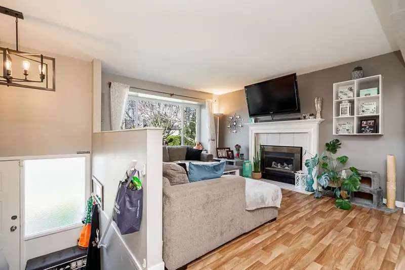17254 62A AVENUE - photo 2 of 33