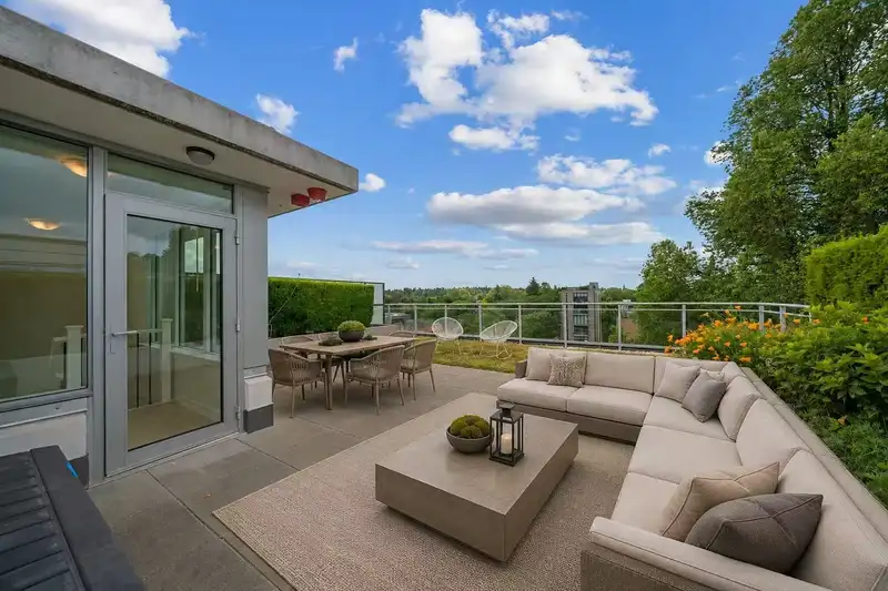 704 2565 MAPLE STREET - photo 1 of 34