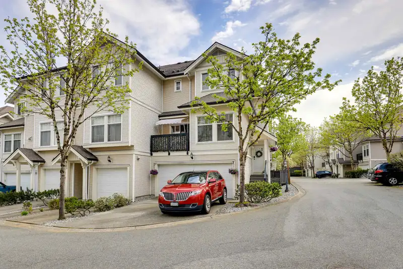 37 21535 88 AVENUE - photo 1 of 35