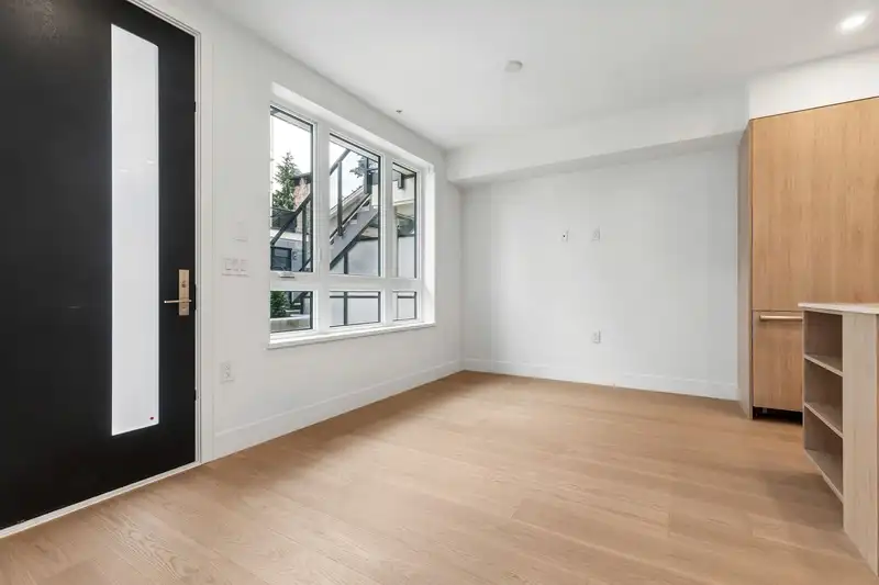 122 578 W 24 AVENUE - photo 2 of 24