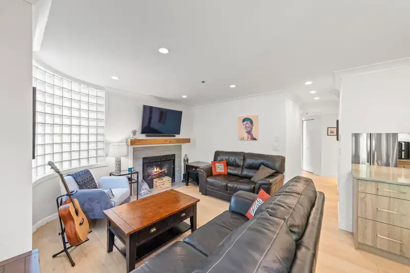 109 888 W 13TH AVENUE - photo 4 of 24