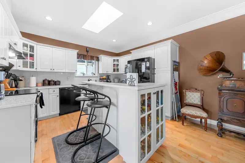 21055 85A AVENUE - photo 4 of 39