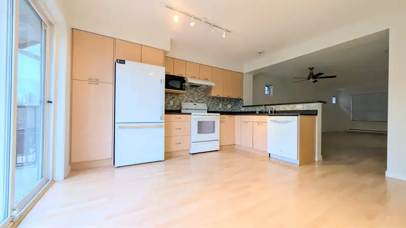 58 4401 BLAUSON BOULEVARD - photo 4 of 28
