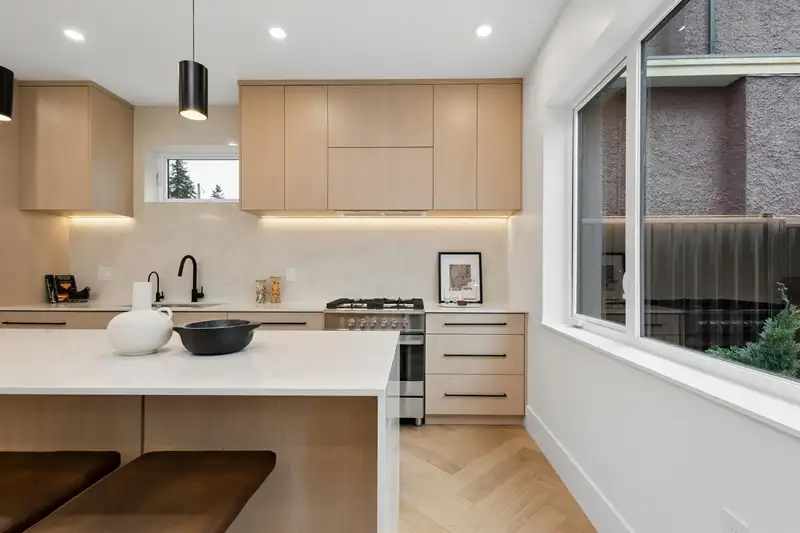 1 3639 E 46TH AVENUE - photo 2 of 33