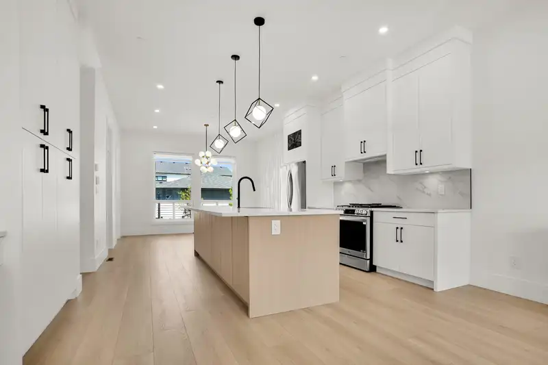 20483 75A AVENUE - photo 3 of 21